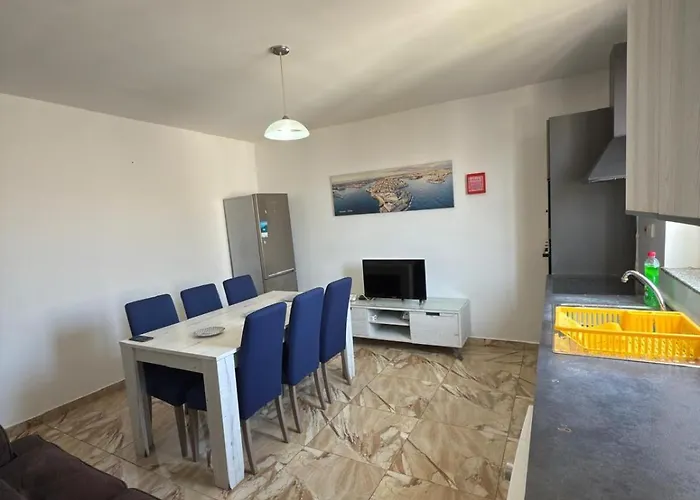 3-bedroom In M5 *
